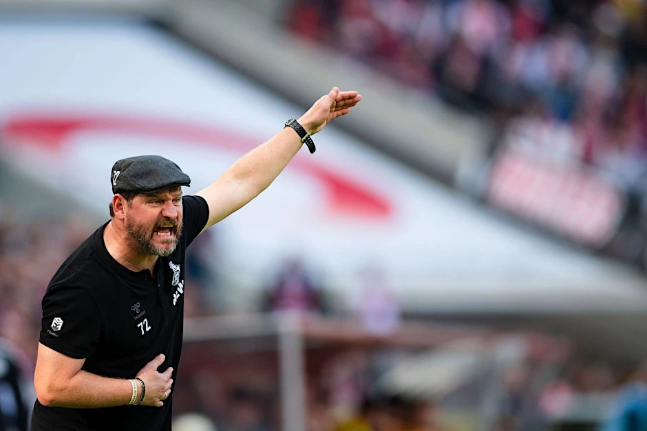 Kölns Trainer Steffen Baumgart gestikuliert an der Seitenlinie.   - Nutzung nur nach schriftlicher Vereinbarung mit der dpa
