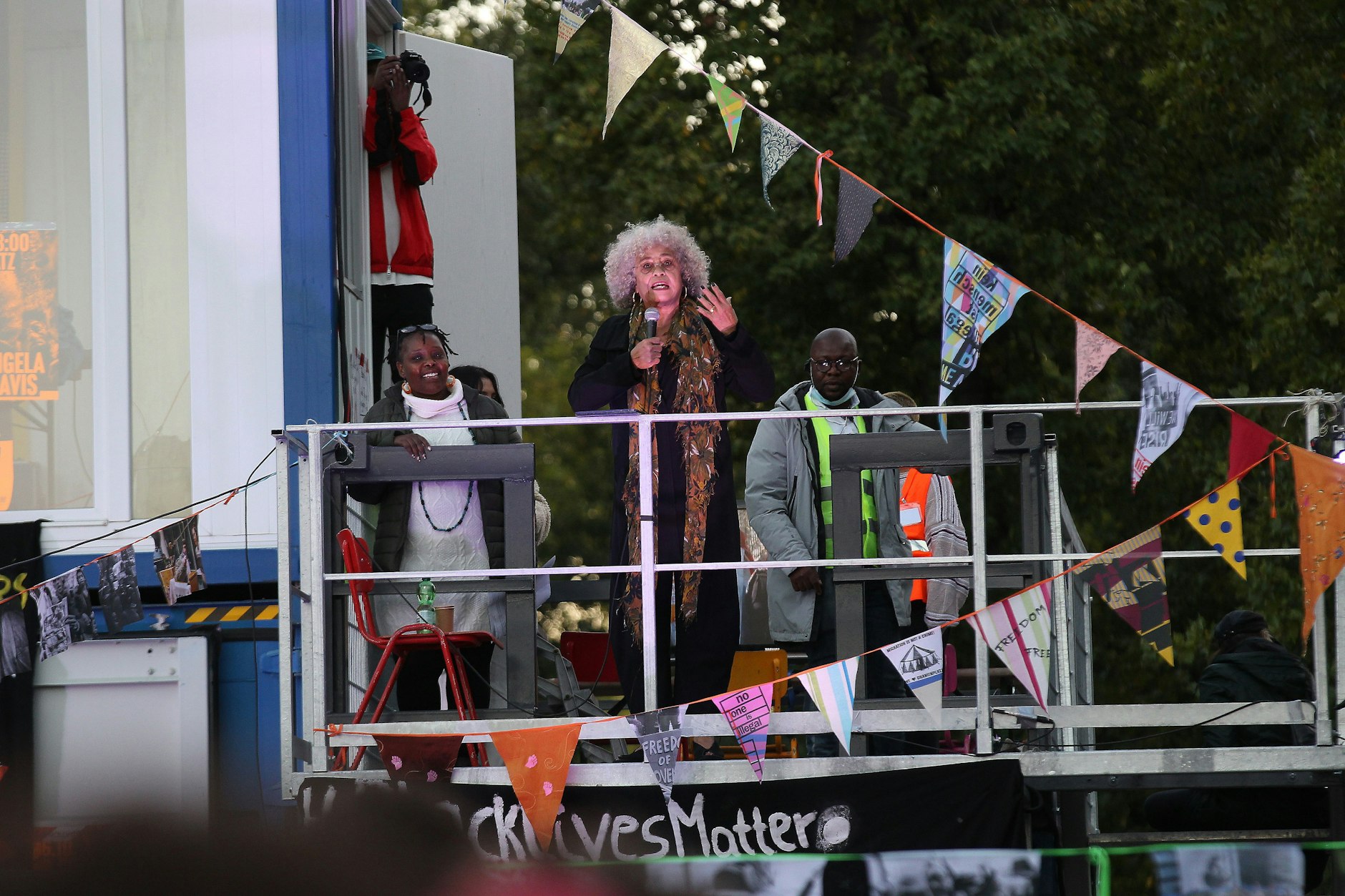 Angela Davis bei ihrer Rede: „Wir müssen Gefängnisse und Polizei abschaffen“, forderte die 78-Jährige.