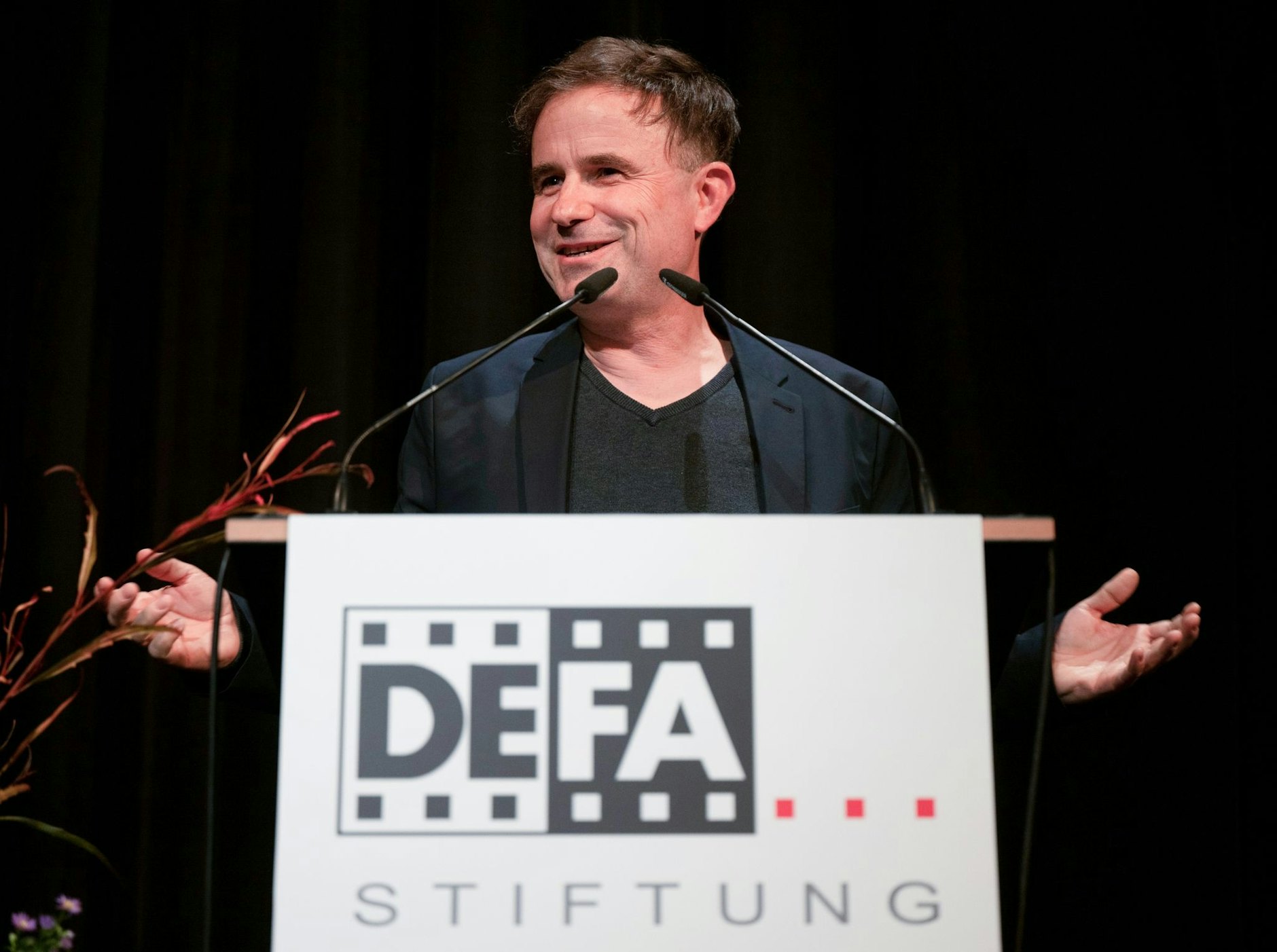 Drehbuchautor Thomas Wendrich freut sich bei der Preisverleihung der DEFA-Stiftung über seine Auszeichnung. Er erhält den mit 10.000 Euro dotierten Preis für herausragende Leistungen im deutschen Film.  