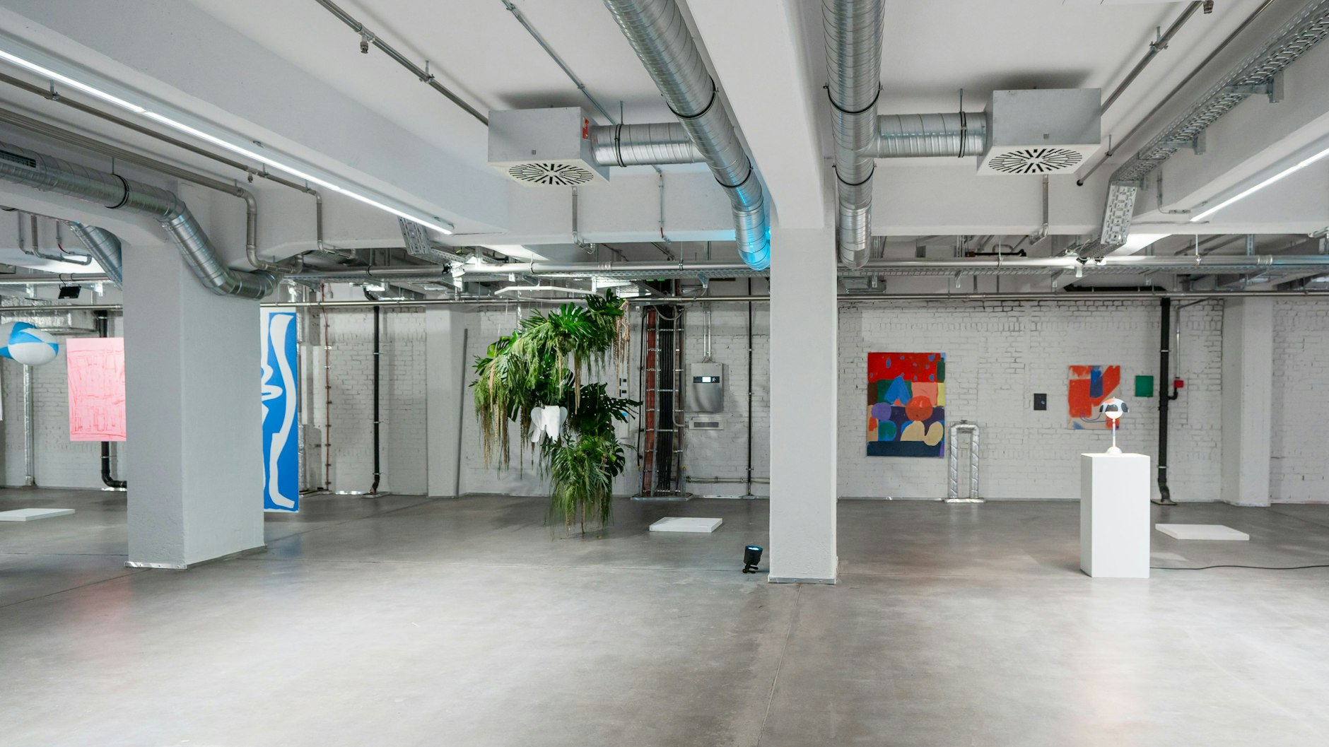 Kunst trifft Interior Design: Auf 9500 Quadratmetern und vier Stockwerken zeigen Künstler, Händler und Hersteller ihr Portfolio.