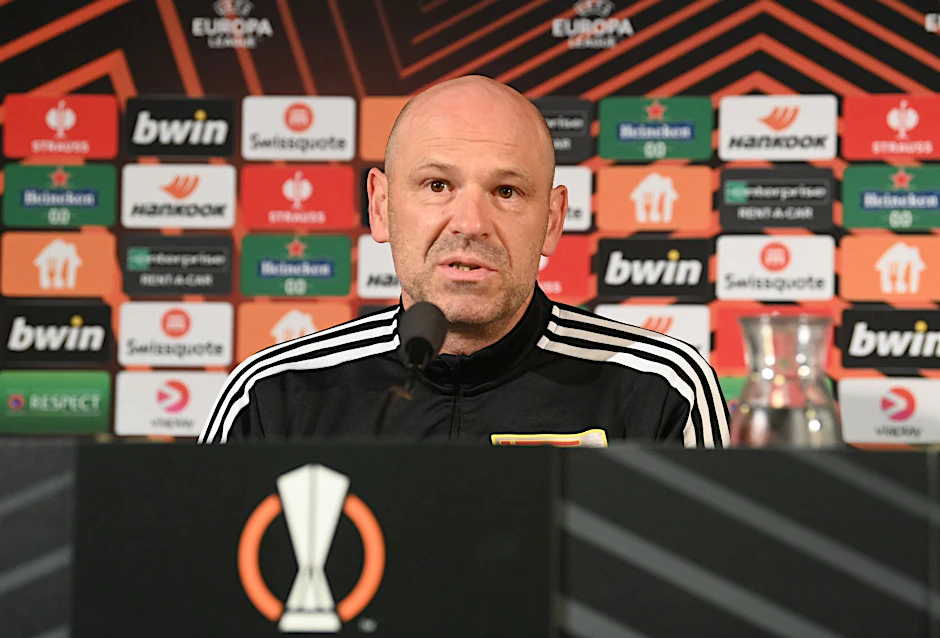Unions Co-Trainer Markus Hoffmann spricht während der Pressekonferenz zu den Medienvertretern.  