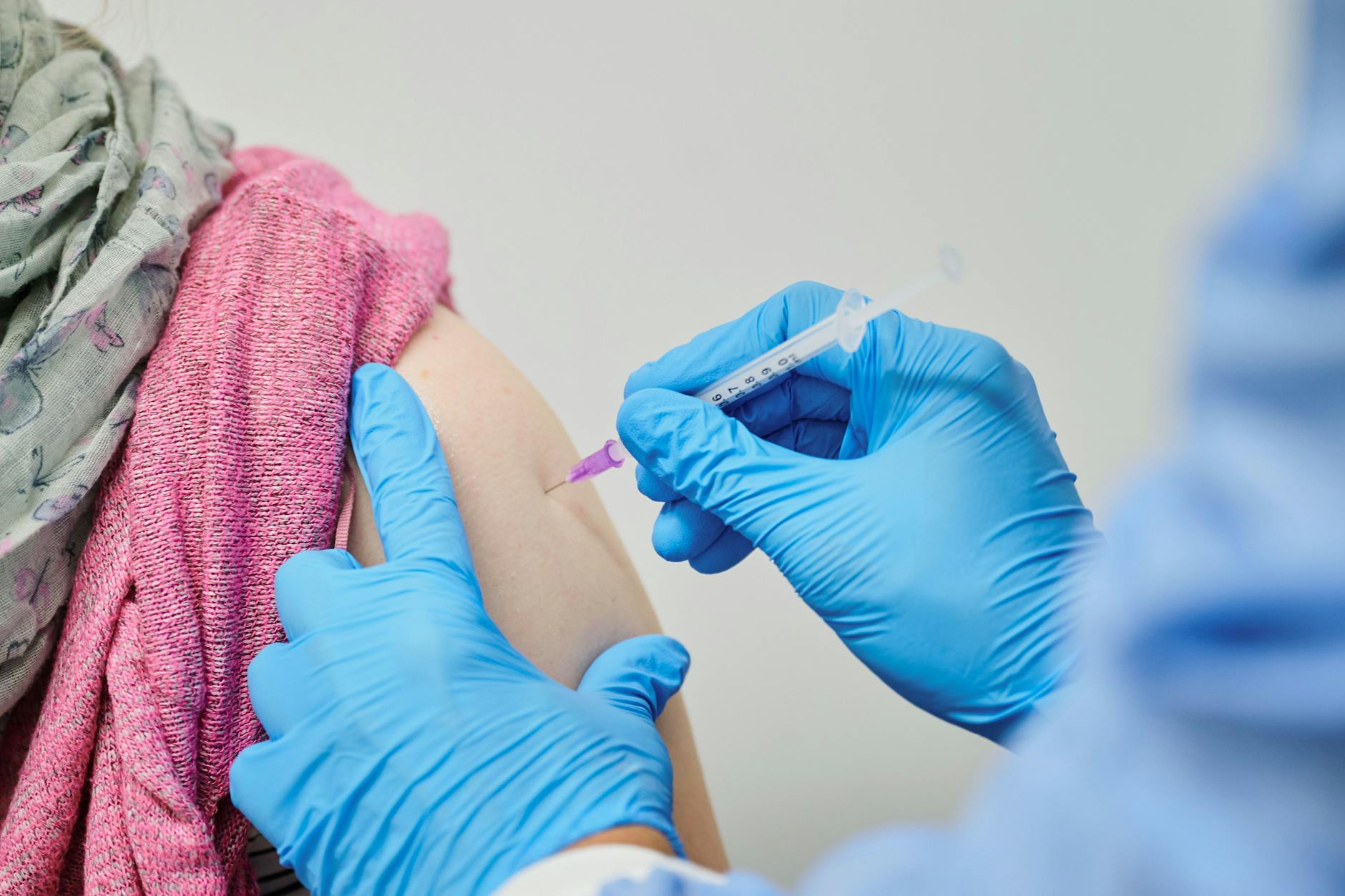 Eine Frau wird in Berlin gegen Corona geimpft. 