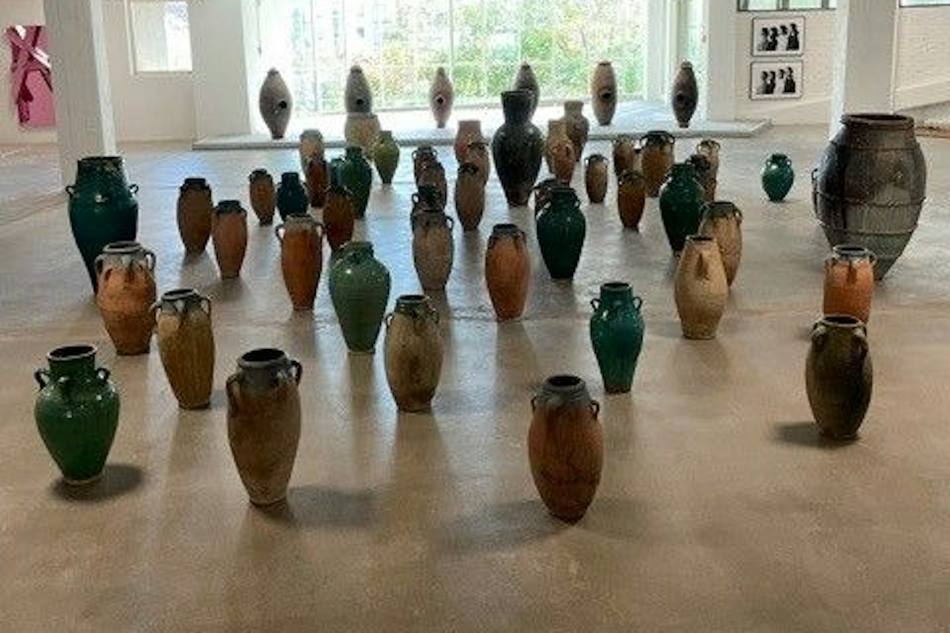 Protest der Amphoren: Anahita Sadighis Installation „Woman Life Freedom“ in der KantGarage Stilwerk.&nbsp;&nbsp;