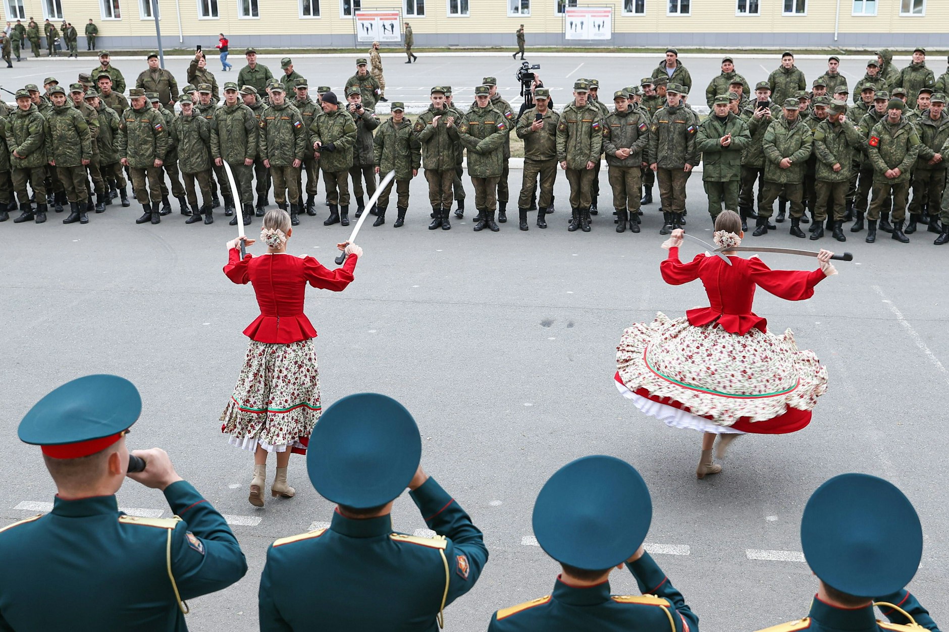 Mit Säbel in der Hand werden russische Reservisten in Kriegsstimmung gebracht.