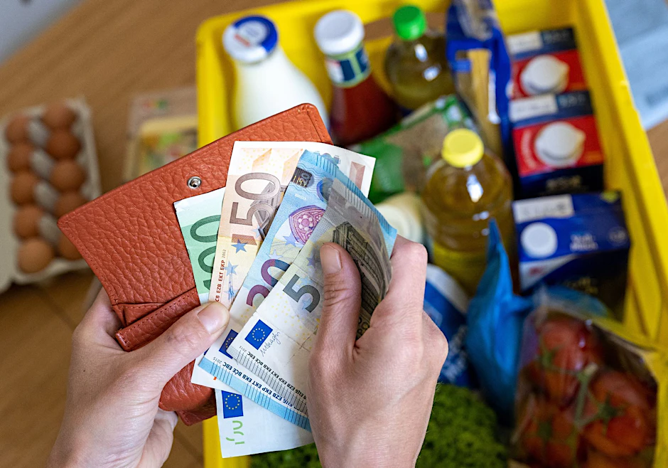 ARCHIV - Saftige Preise in der Inflation - bedingt auch durch Lieferkettenengpässe oder hohe Energiepreise.  