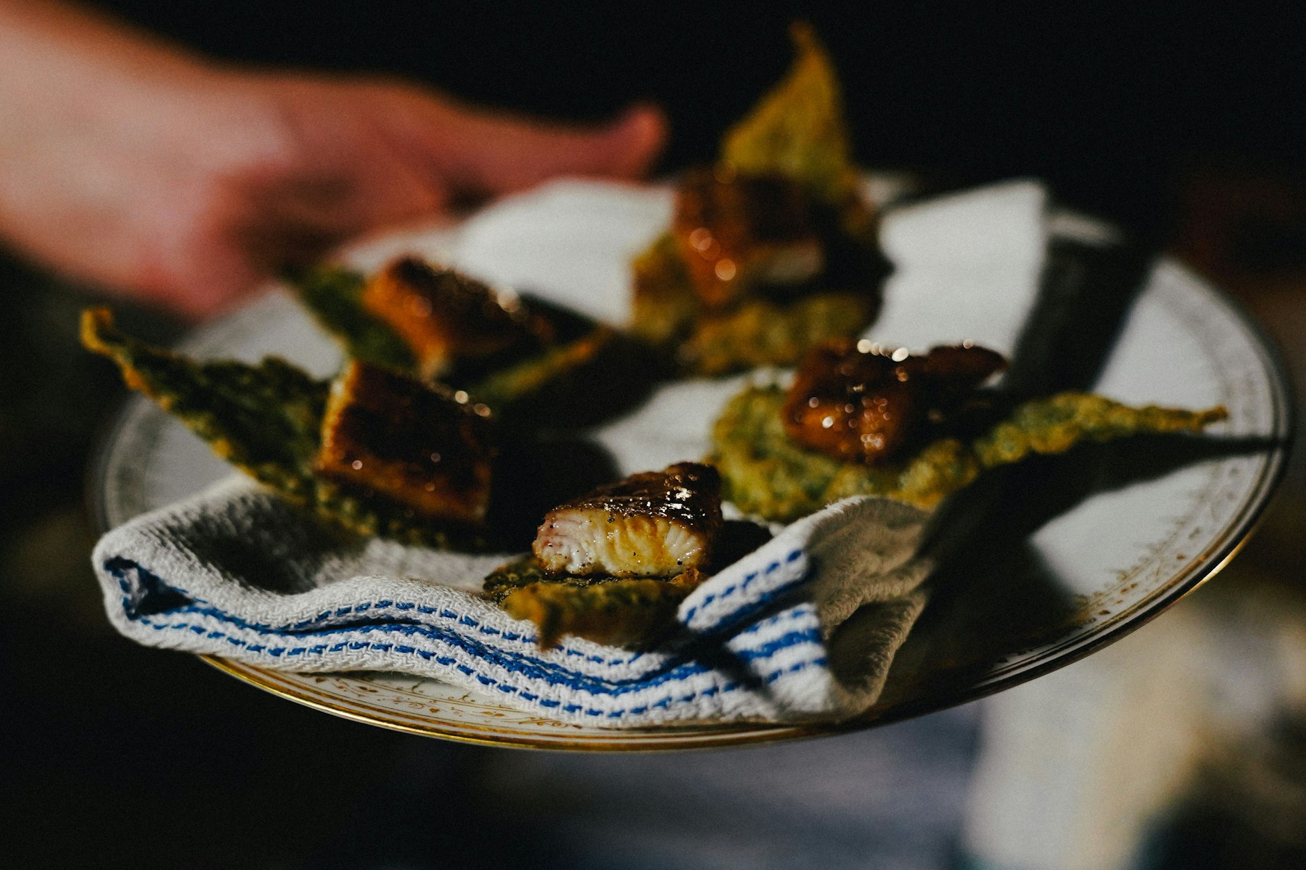 Schmackhafter Happen: So gegrillt und mit einer süß-sauren Soße schmeckt Aal nicht muffig und tranig, sondern nach Japan und großer weiter Welt.