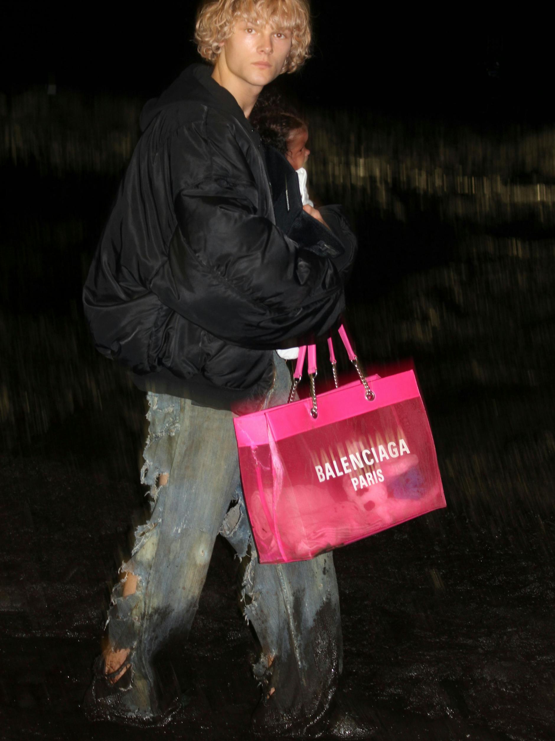 Model Daniil Kercz mit Balenciaga-Baby „Lola“.