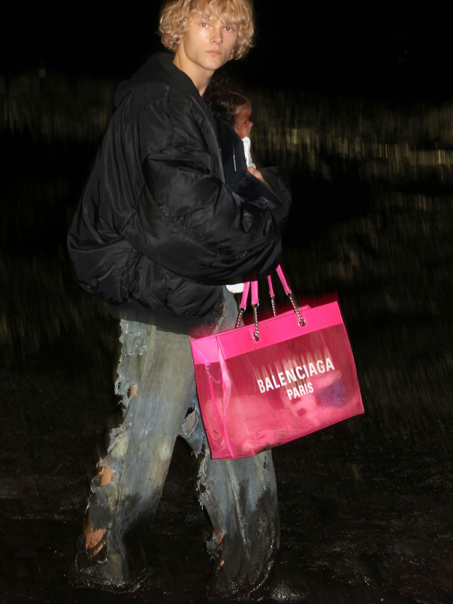 Model Daniil Kercz mit Balenciaga-Baby „Lola“.