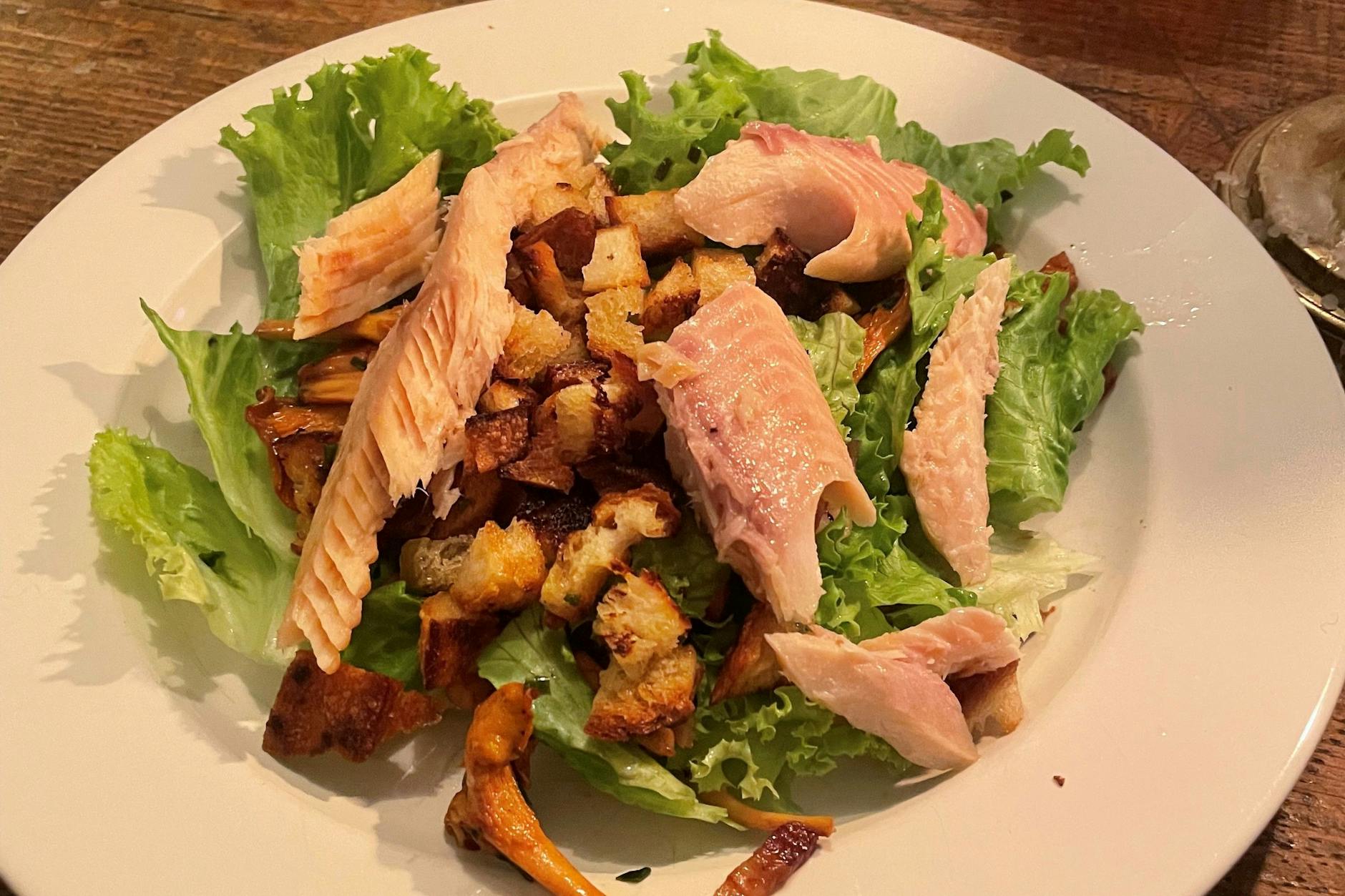 So frisch kann ein geräucherter Saibling aus dem Schaalsee schmecken: Auf Salat mit Croutons, Pfifferlingen und Speck.