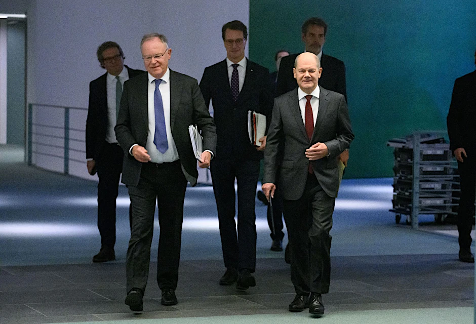 Bundeskanzler Olaf Scholz, dier niedersächsische Ministerpräsident Stephan Weil und Hendrik Wüst, Ministerpräsident von Nordrhein-Westfalen, auf dem Weg zu einer Pressekonferenz.  