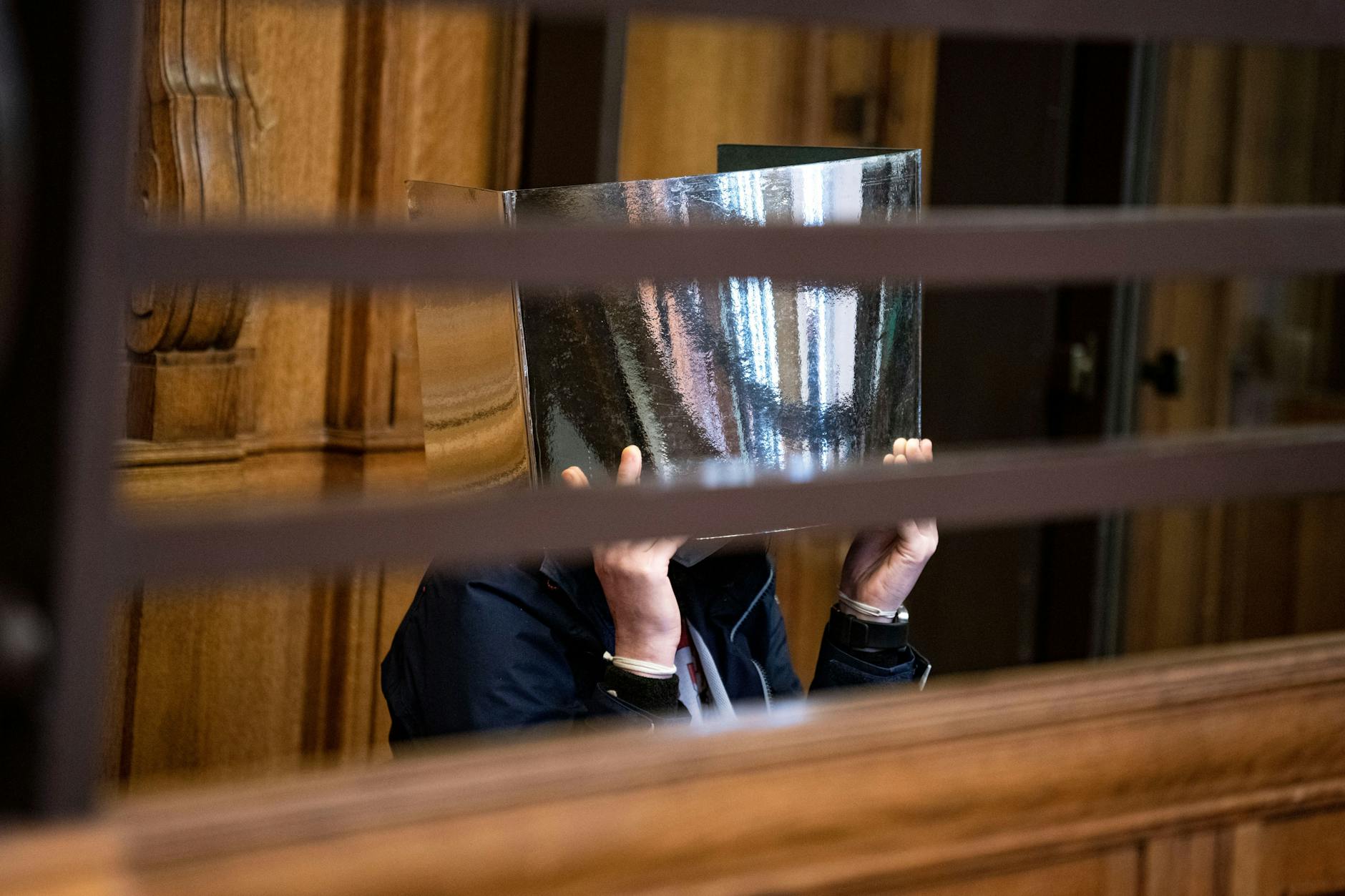 Bekim H. sitzt zu Beginn der Neuauflage des Prozesses zum gewaltsamen Tod einer 15-jährigen Schülerin an der Rummelsburger Bucht in der Anklagebank des Gerichtssaals.