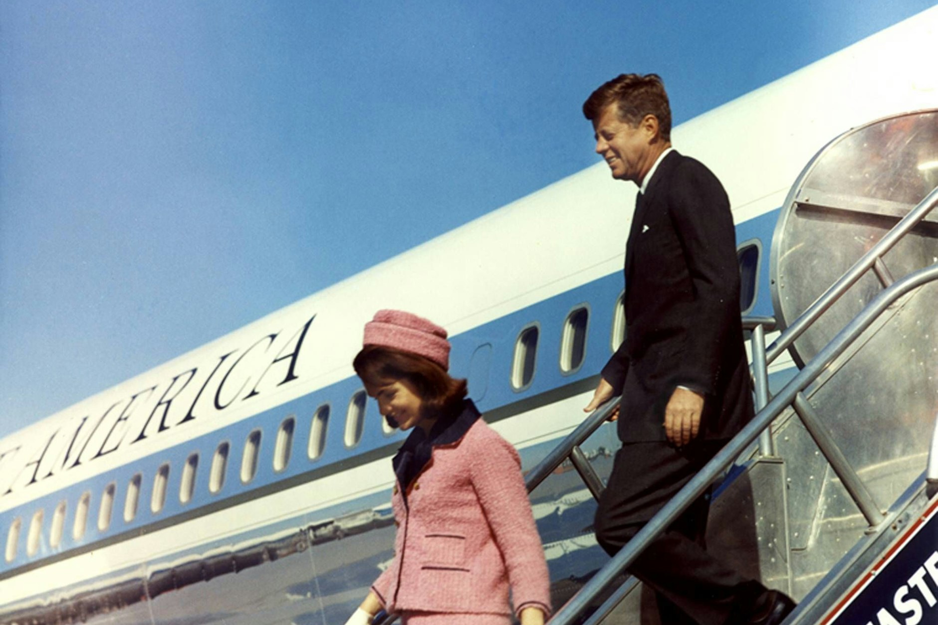 Präsident John F. Kennedy und seine Ehefrau Jacqueline verlassen die Air Force One nach der Ankunft in Dallas. Ein Kompromiss mit Nikita Chruschtschow verhinderte in der Kubakrise einen Atomkrieg.&nbsp;