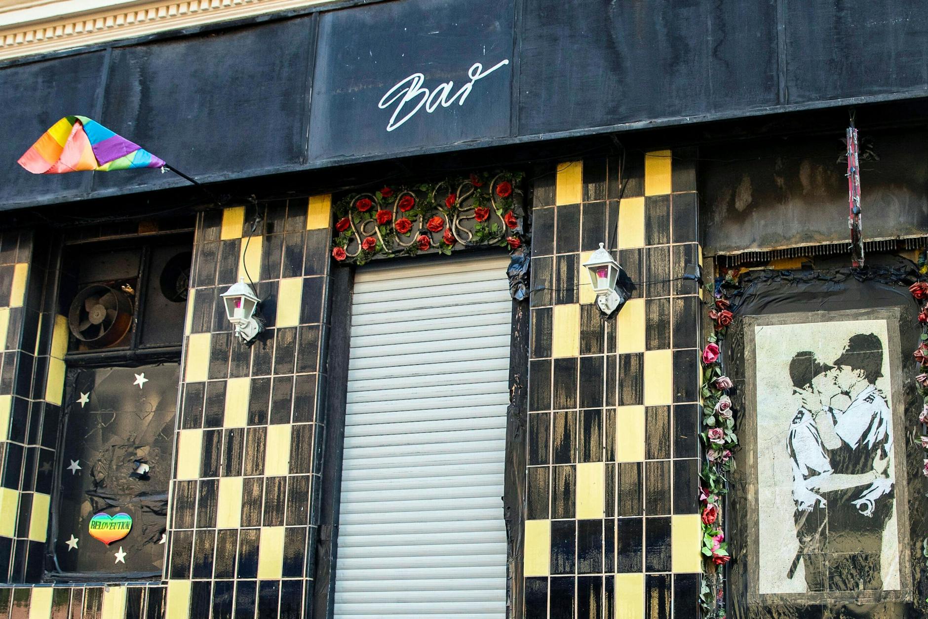 Der geschlossene Eingang der Bar Roses in der Oranienstraße in Kreuzberg