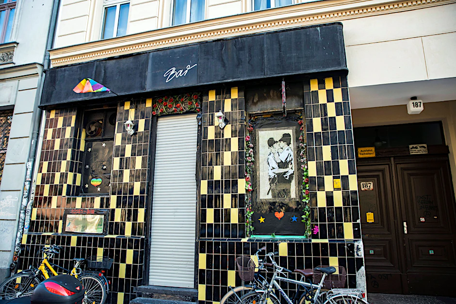 Der geschlossene Eingang der Bar Roses in der Oranienstraße in Kreuzberg