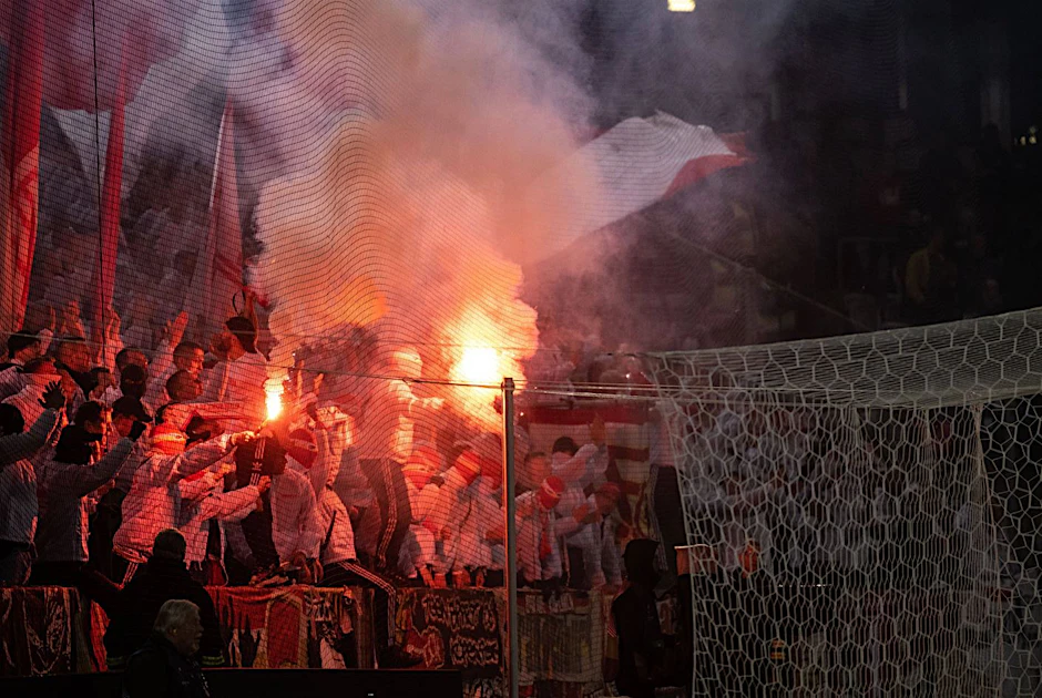 Union-Anhänger zünden Bengalos.