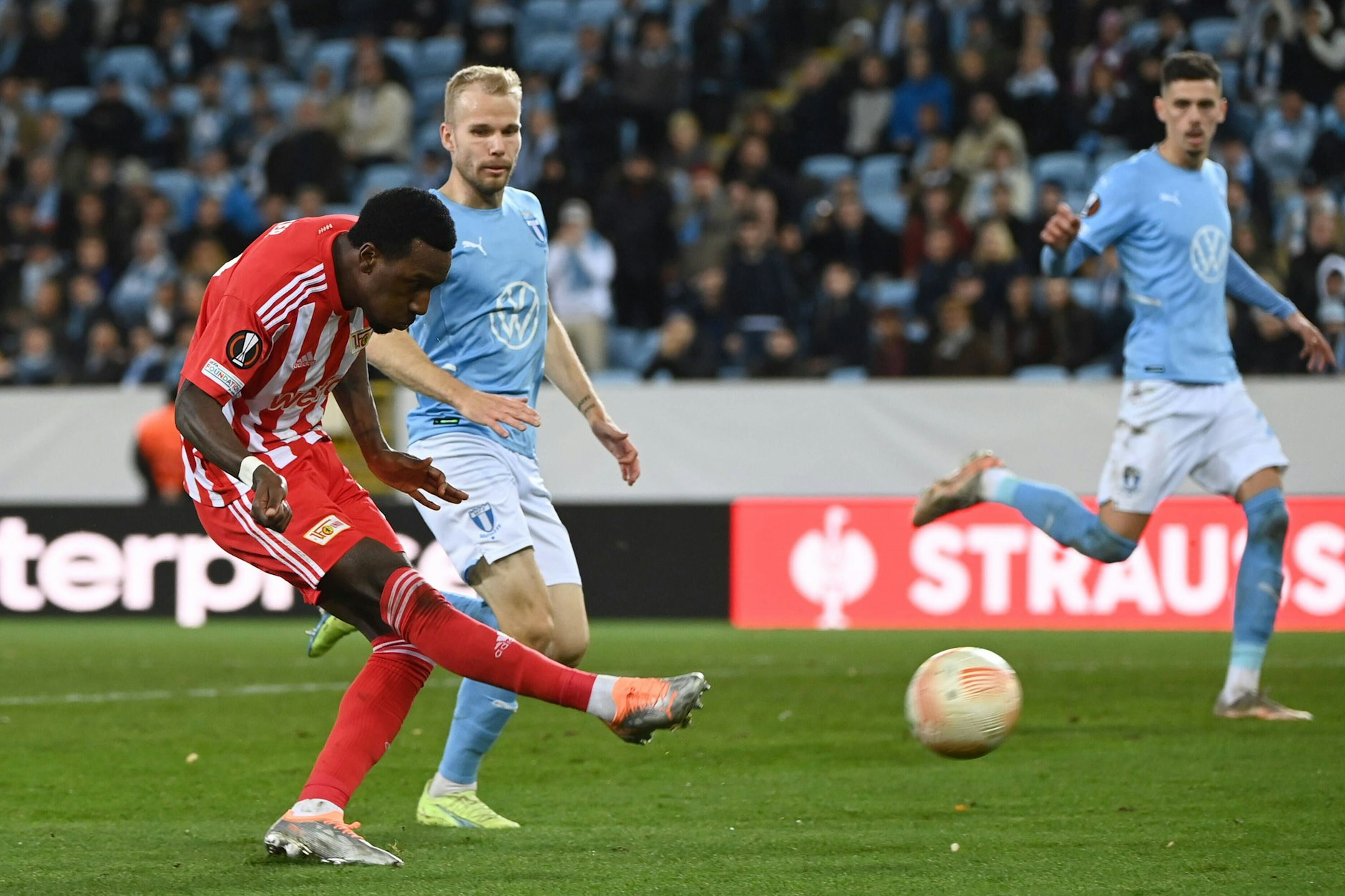 Der Schuss ins Union-Glück: Sheraldo Becker nimmt Maß und trifft ins Lange Eck zum Sieg für den 1. FC Union.