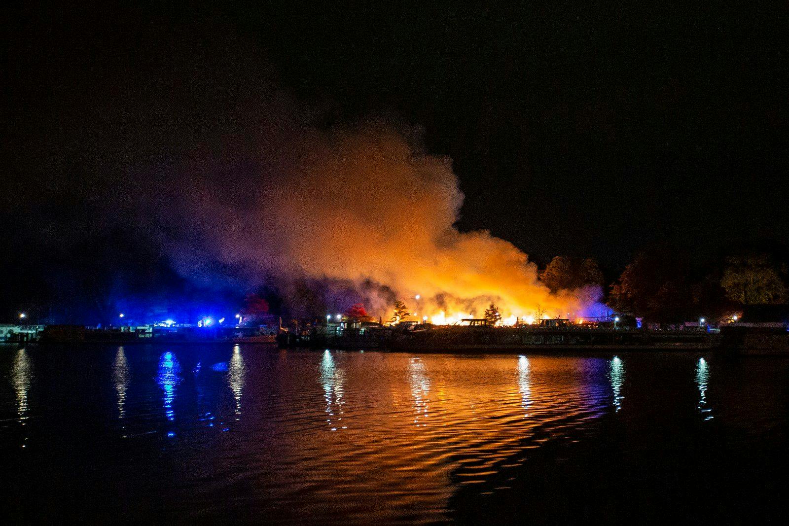 Es ist nicht das erste Feuer in Treptow-Köpenick: Bereits Ende September brannten die Imbissbuden im Treptower Park nieder.