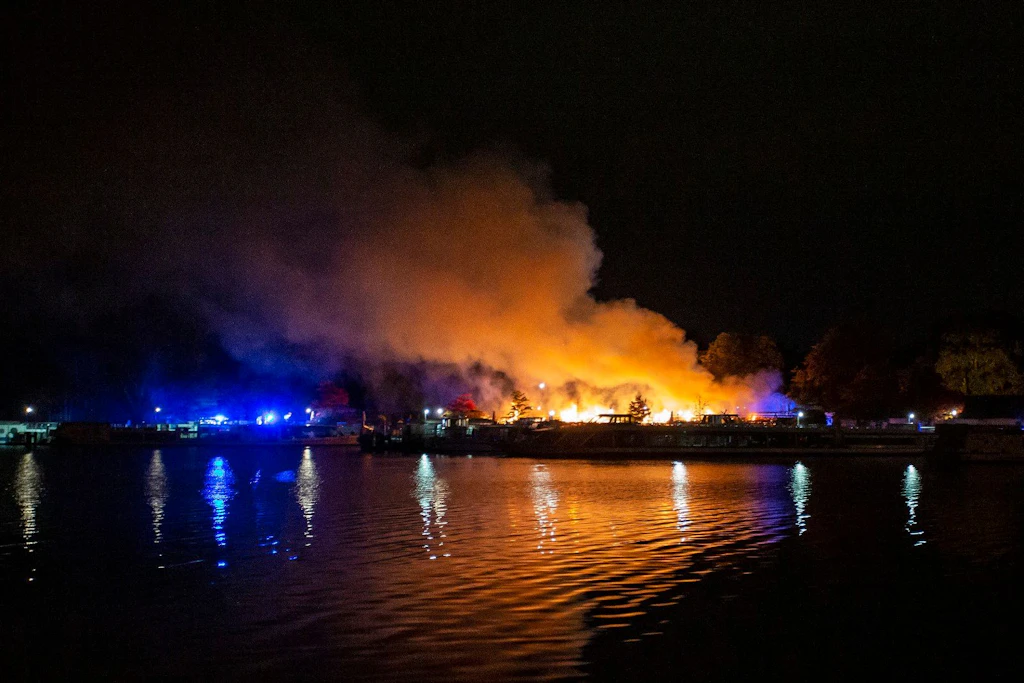 Lagerhalle am Berliner Müggelsee in Flammen