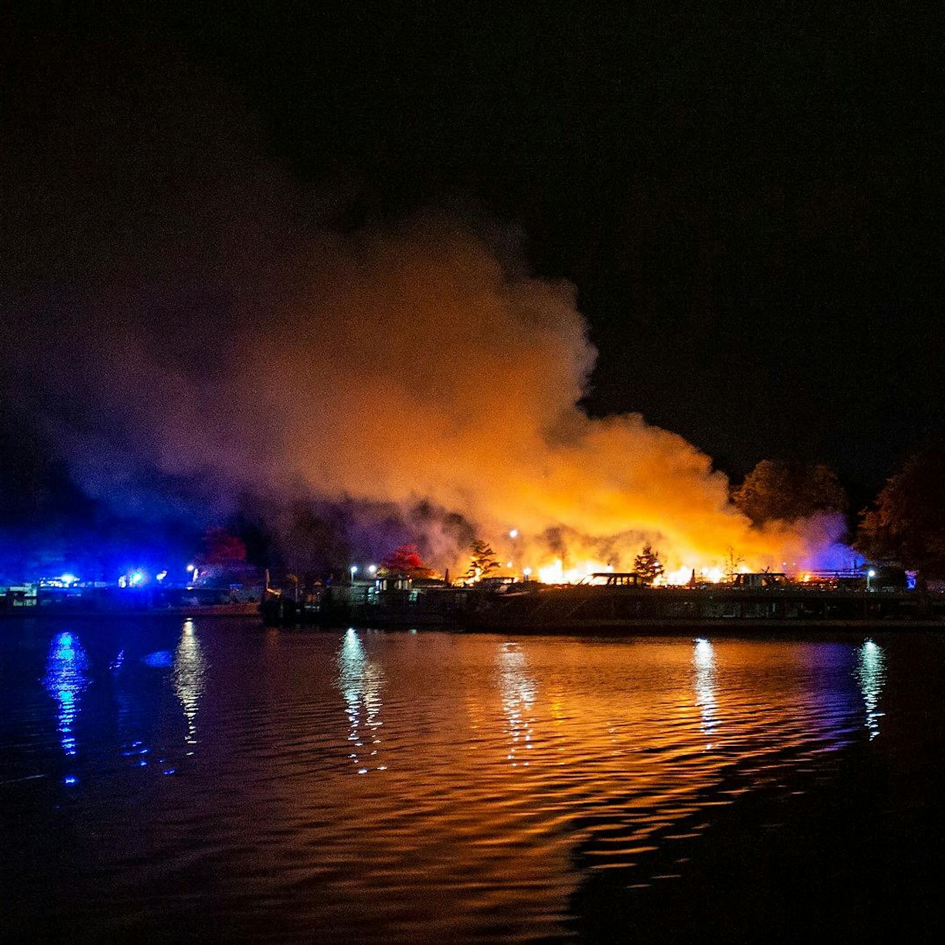 Lagerhalle am Berliner Müggelsee in Flammen