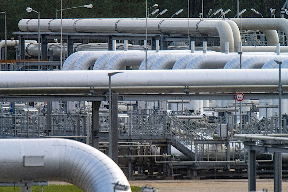 Rohrsysteme und Absperrvorrichtungen in der Gasempfangsstation der Ostseepipeline Nord Stream 2 und der Übernahmestation der Ferngasleitung Eugal.  