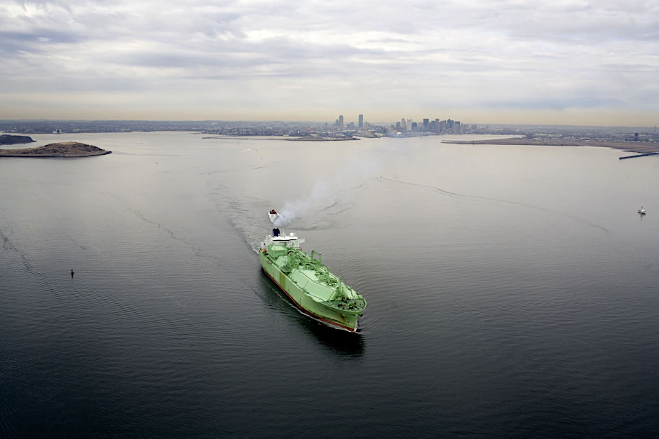 Ein Tanker mit LNG (Liquified Natural Gas) im Hafen von Boston, Massachusetts, USA