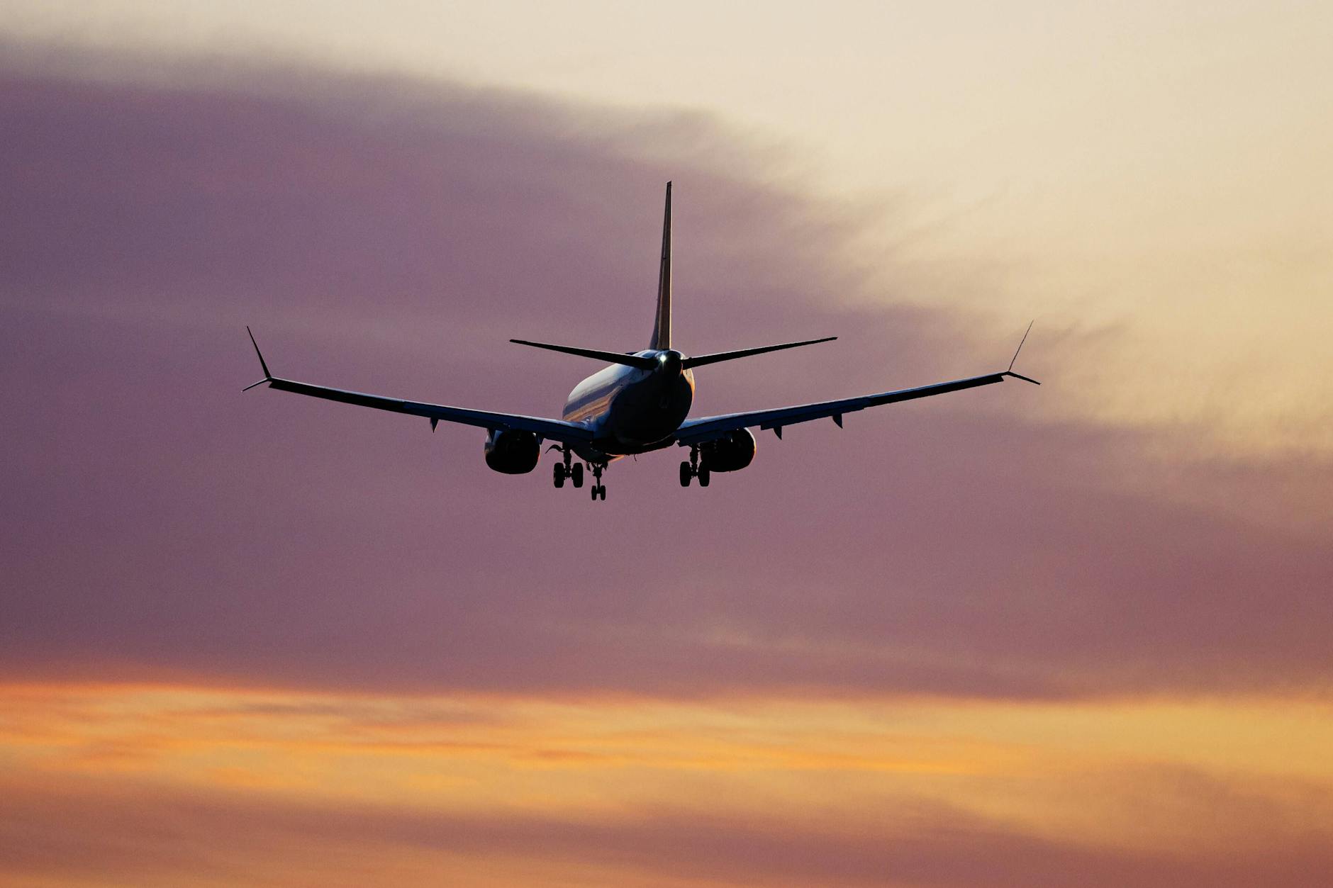 Ein Flugzeug in der Luft