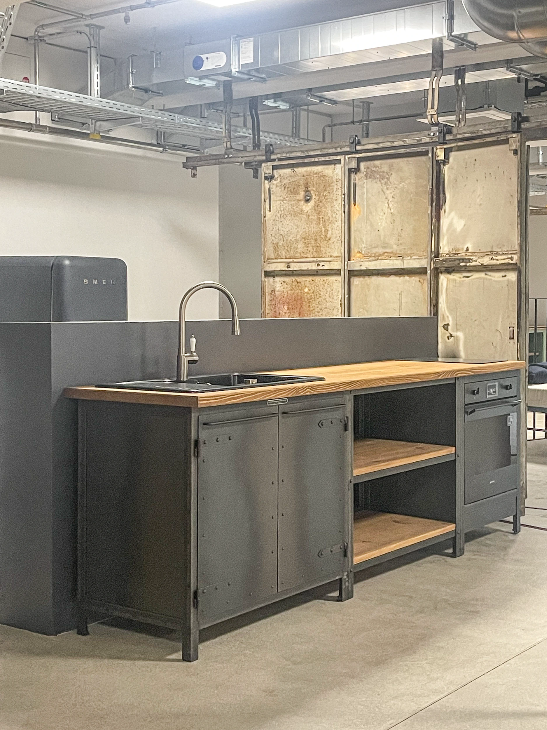 Aparter Mix: Die Stahlmöbel im Industrial Design von Noodles passen perfekt zu den alten Schiebetoren&nbsp;der Berliner Firma Paul Heinrichs.