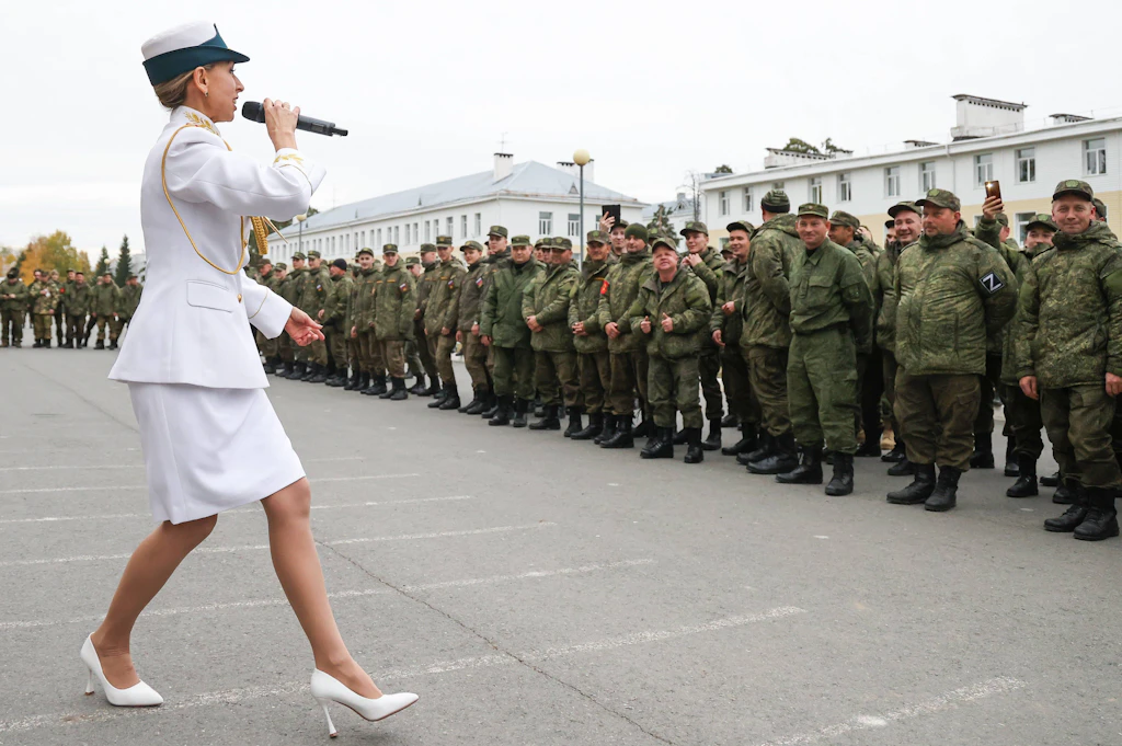 Bizarre Show für russische Reservisten: Mit „Lalala“ im Ohr in den Krieg