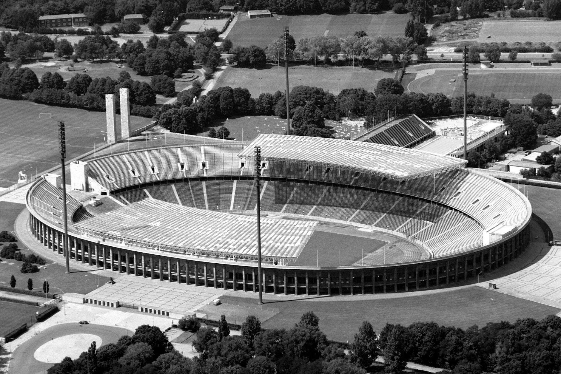 Das Archivfoto vom 12.07.1997 zeigt eine Luftaufnahme des Berliner Olympiastadions.