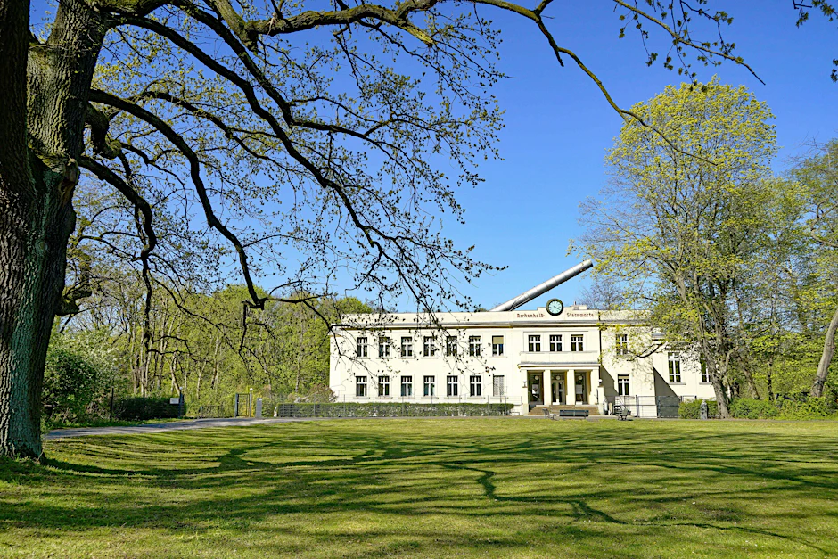 Die Archenhold-Sternwarte im Treptower Park: Das riesige denkmalgeschützte Teleskop sieht aus wie ein Kanonenrohr.