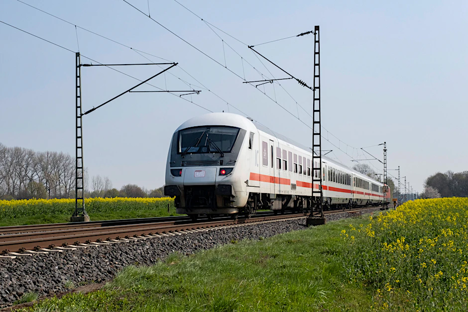 Ein Intercity der Deutschen Bahn. Noch fahren täglich bis zu sechs solcher Züge zwischen Berlin und Hamburg. Doch das könnte sich zum Fahrplanwechsel am 11. Dezember ändern.