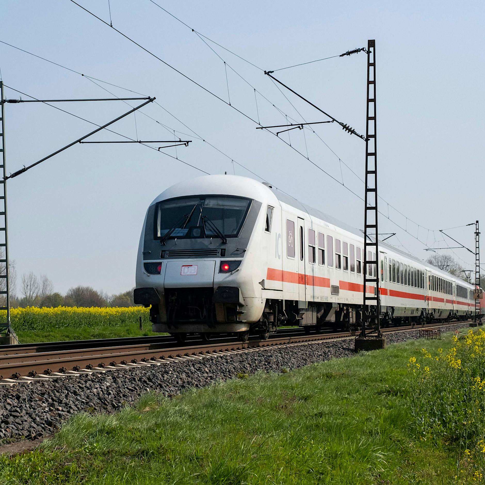Streit um Bahntrassen nach Berlin: Verdrängt der Flixtrain den Intercity?