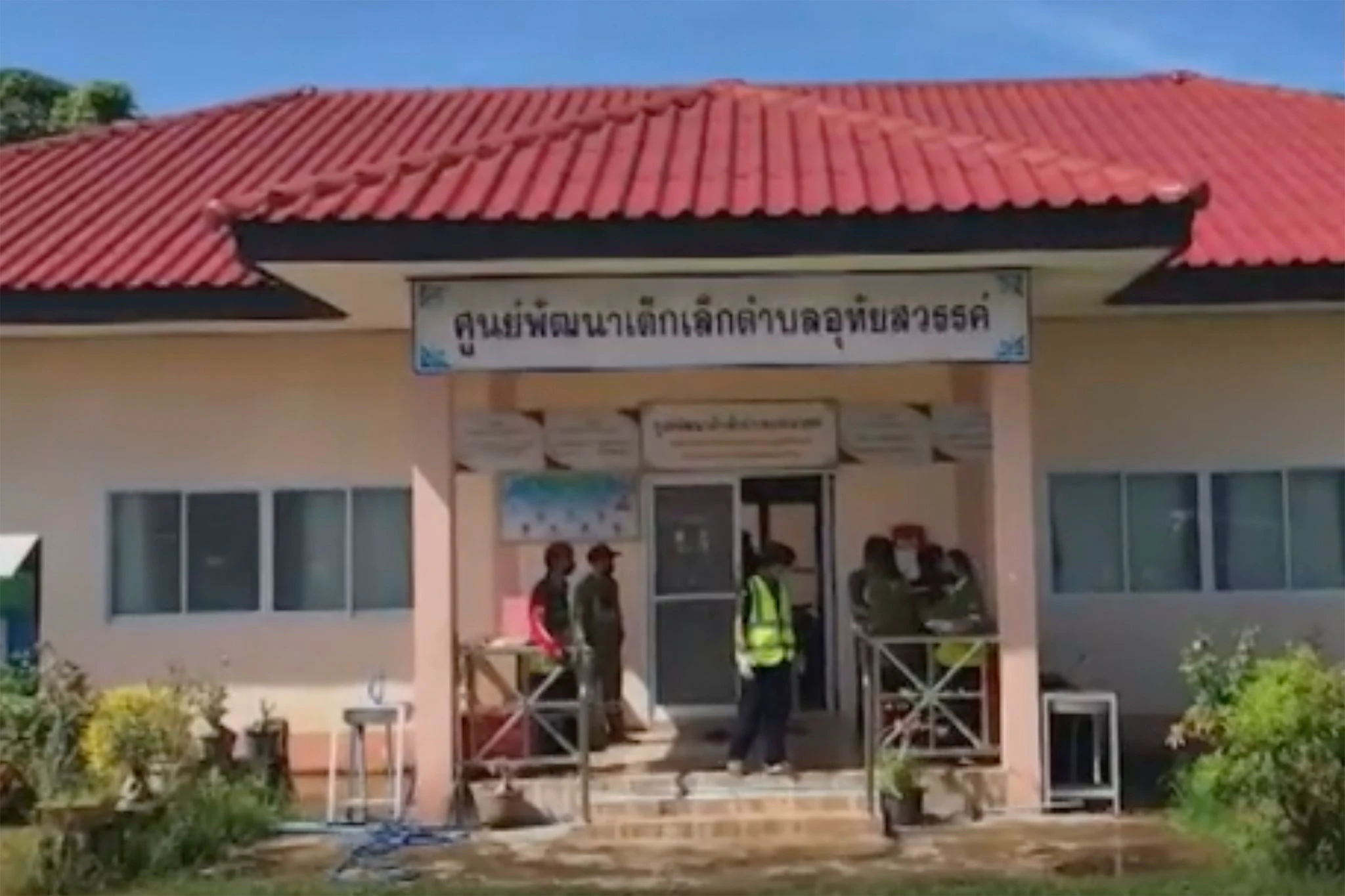 SCREENSHOT - Polizisten am Einsatzort in der Kindertagesstätte in Nong Bua Lamphu.  