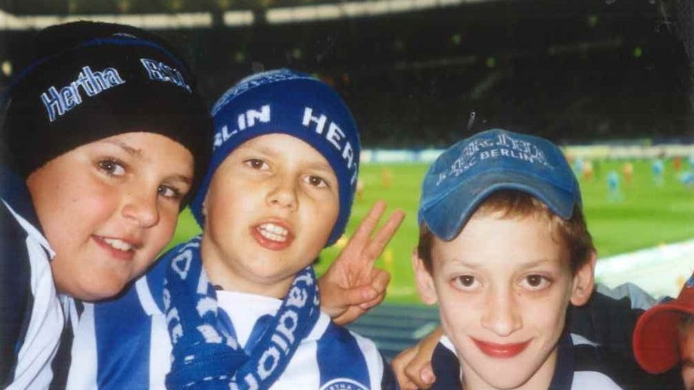 Schon in frühen Jahren war das Olympiastadion das zweite Zuhause des Autors (mittig).