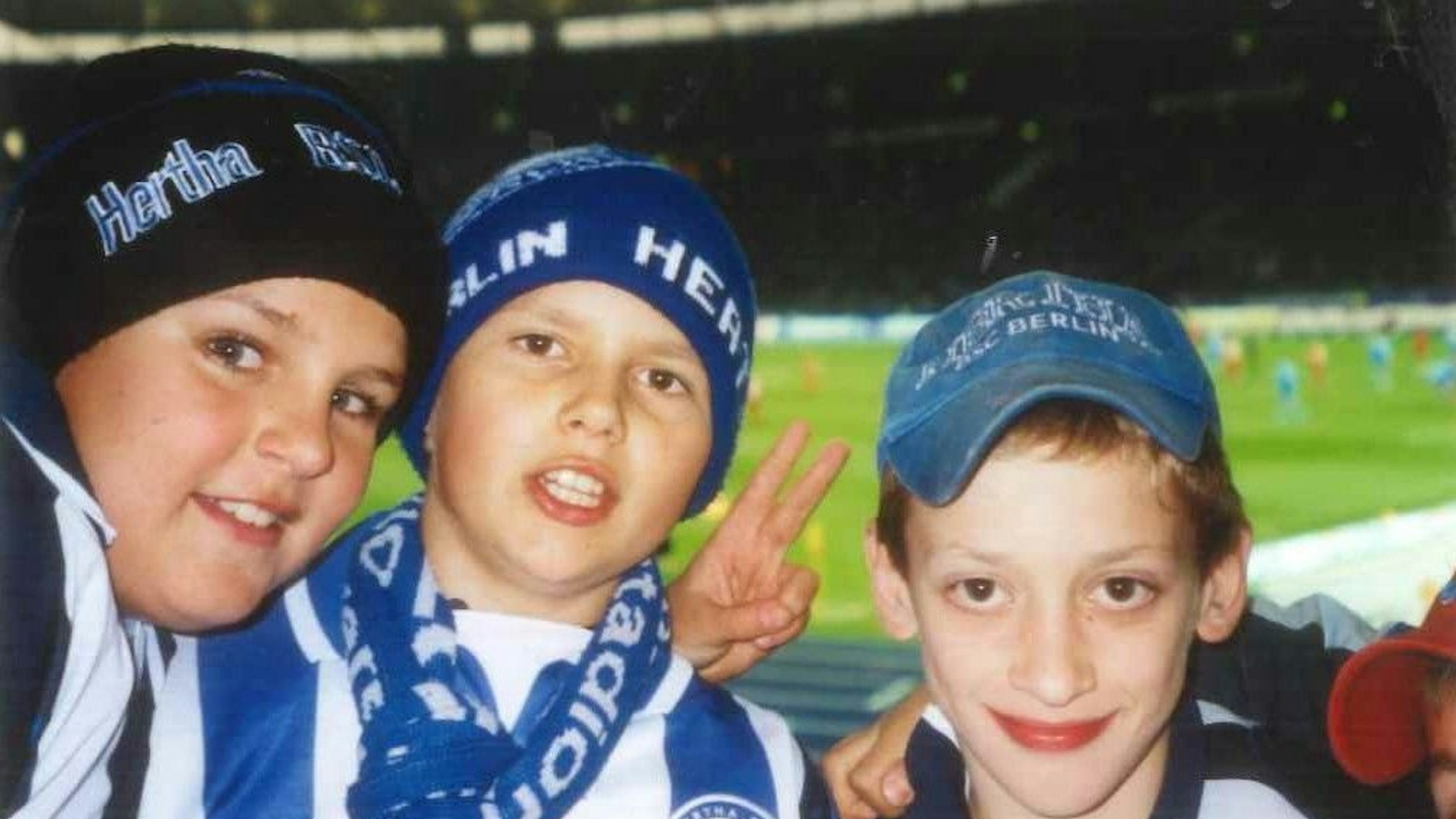 Schon in frühen Jahren war das Olympiastadion das zweite Zuhause des Autors (mittig).