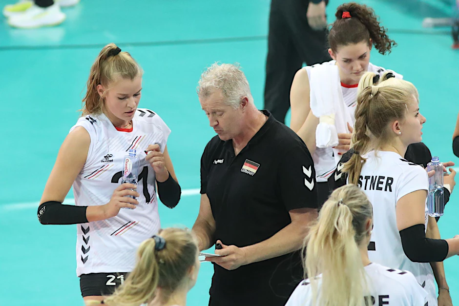 Bundestrainer Vital Heynen und seine Volleyballerinnen können nicht mehr ins WM-Viertelfinale einziehen.  