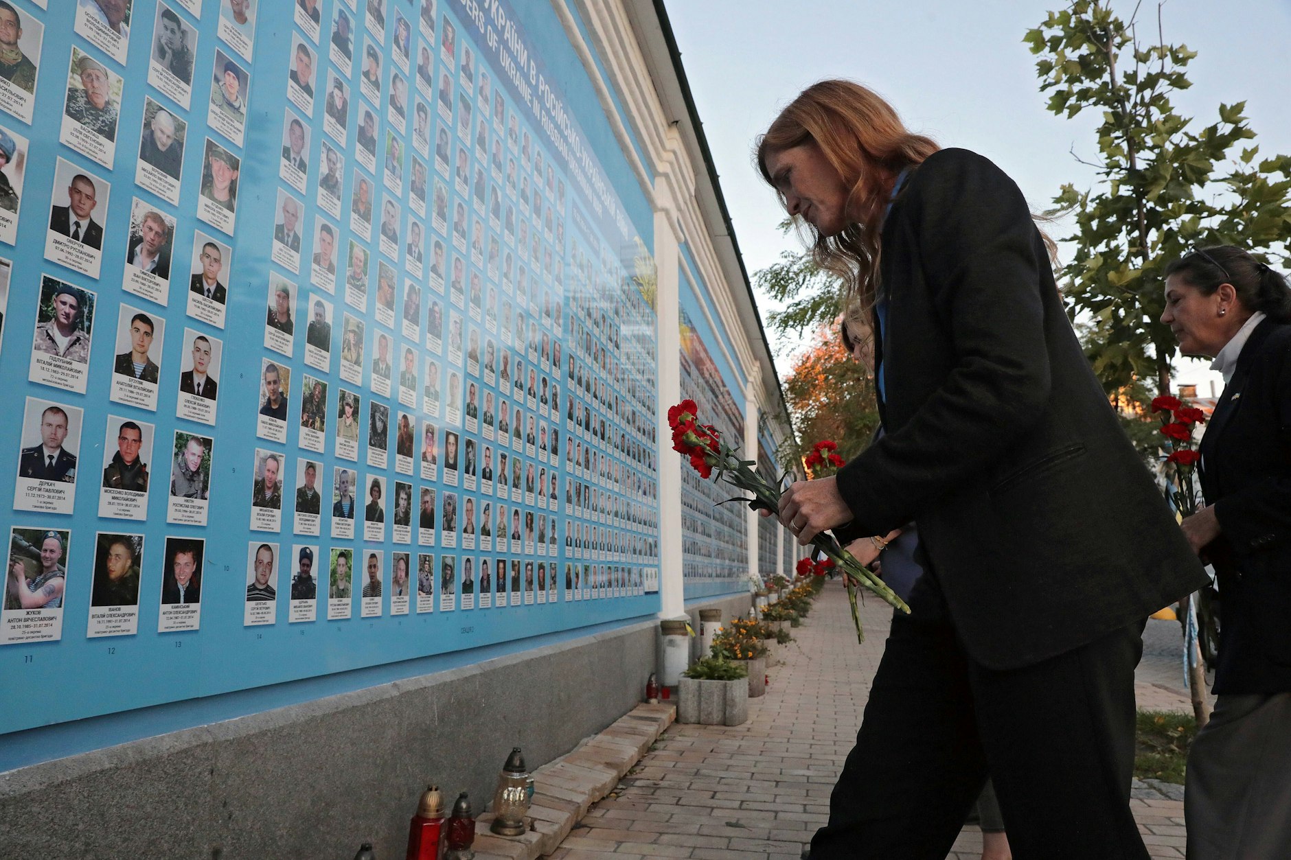 USAID Vorsitzende Samantha Power legt Blumen am Denkmal für die in der Ukraine gefallenen Soldaten in Kiew, der Hauptstadt der Ukraine, nieder.