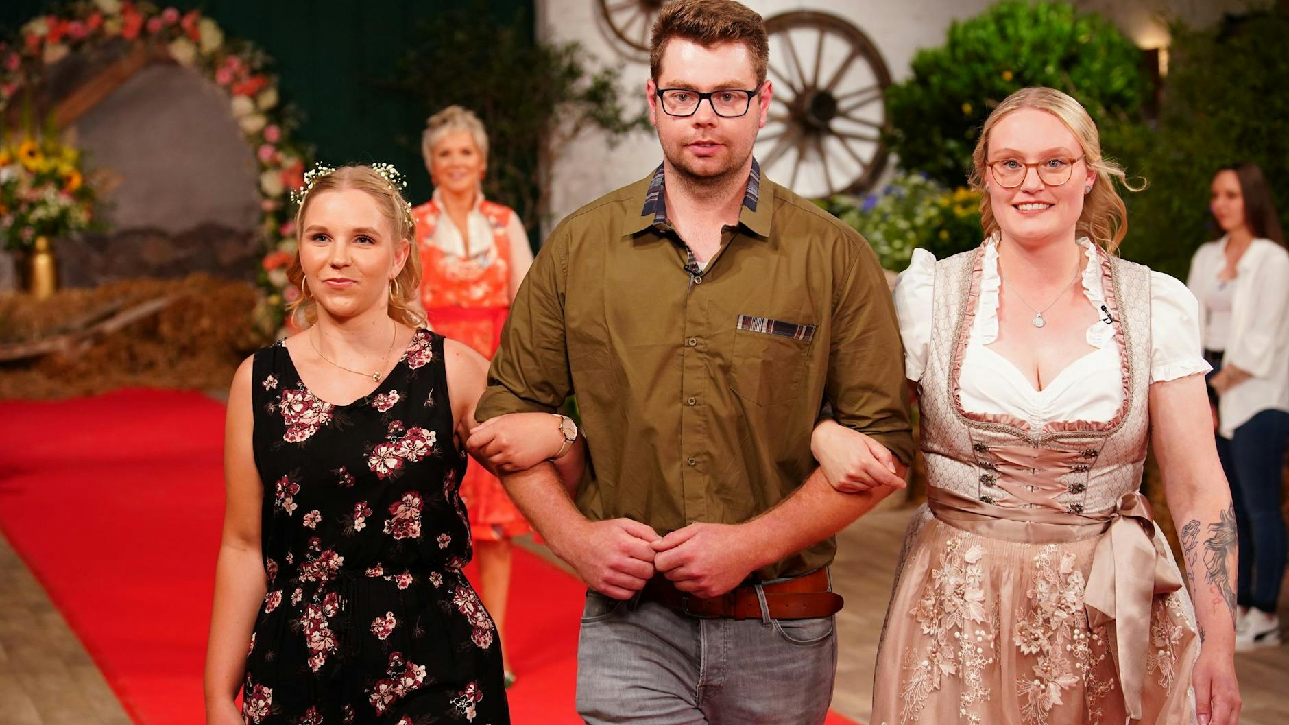 Schafhalter Tade (26) aus Schleswig-Holstein will beim "Bauer sucht Frau"-Scheunenfest Tanja (22, l.) und Emely (24) für sich begeistern.