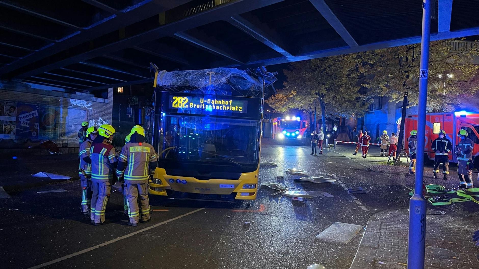 Bei dem Unfall mit einem Doppeldeckerbus, der unter einer Brücke in Steglitz hängen blieb, wurden zwei Menschen schwer verletzt.