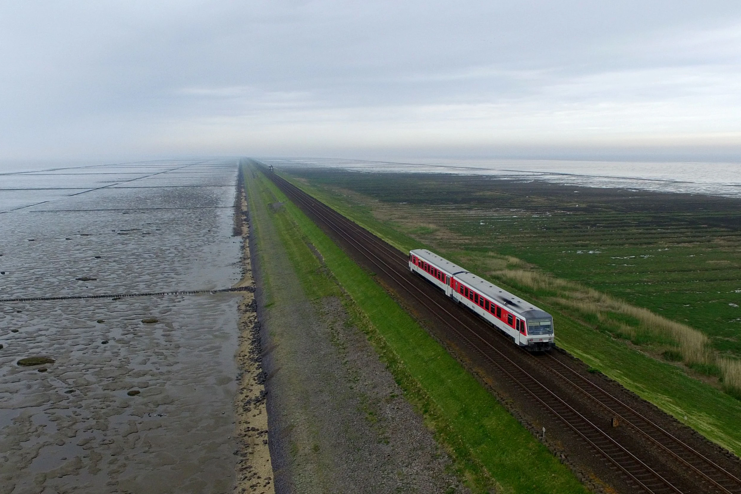 Ein Zug auf dem Hindenburgdamm zur Insel Sylt. Trassenkonflikte mit Flixtrain führten dazu, dass es in der nun endenden Fahrplanperiode monatelang keinen durchgehenden Intercity von Berlin nach Westerland gab.