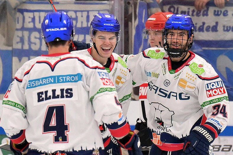 Eisbär Maximilian Heim (M.) freut sich riesig über das 2:0 – sein erstes DEL-Tor im ersten DEL-Spiel. Morgan Ellis und Kevin Handschuh (r.) jubeln mit.
