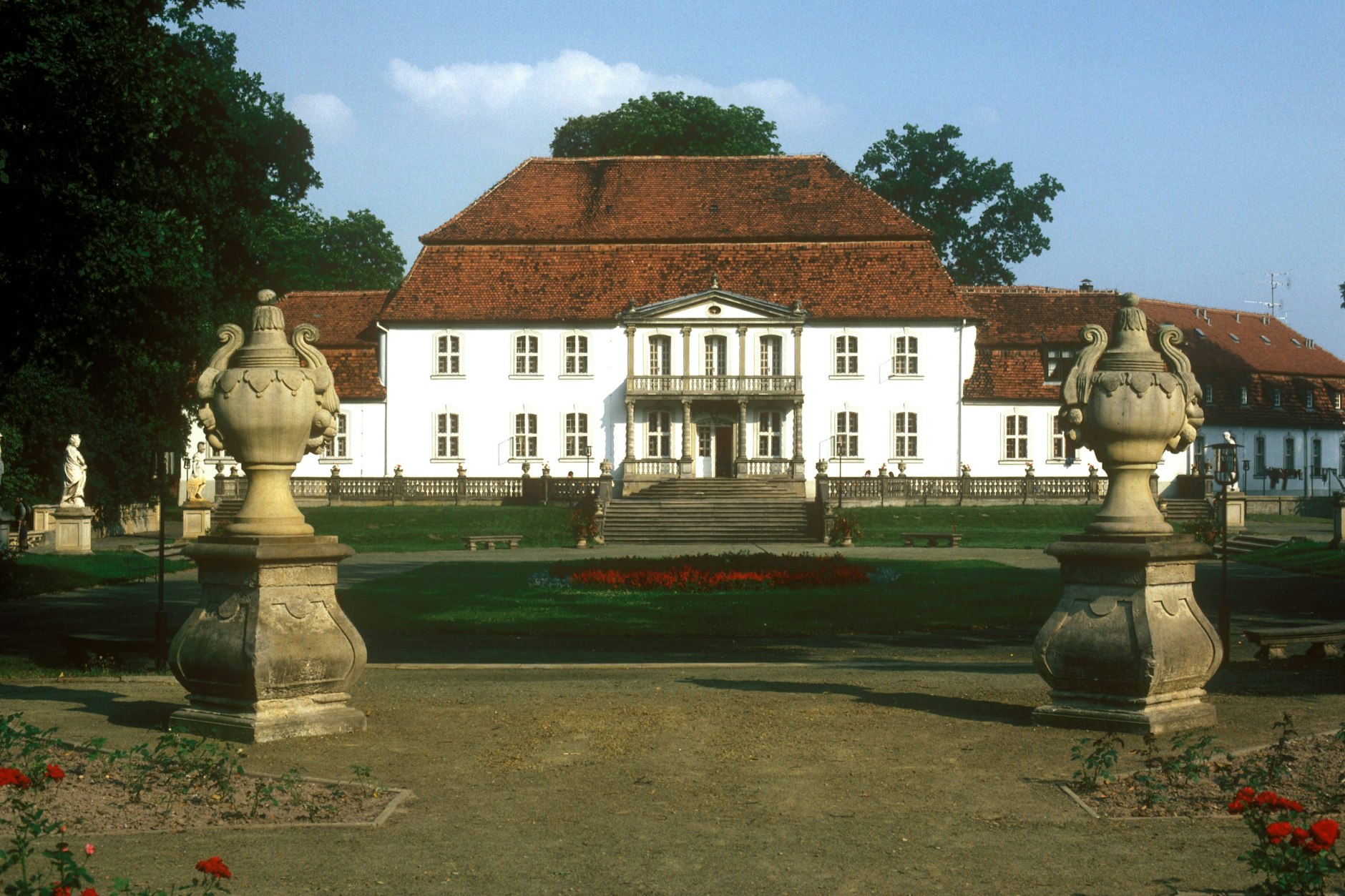 Das Schloss Wiepersdorf in Brandenburg, 1988. 