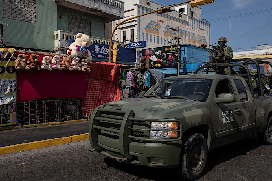 ARCHIV - Schwer bewaffnete Soldaten patrouillieren in Veracruz - Mexiko erlebt derzeit eine Spirale der Gewalt. Im Westen des Landes starben zuletzt der Bürgermeister und 17 weitere Menschen.  
