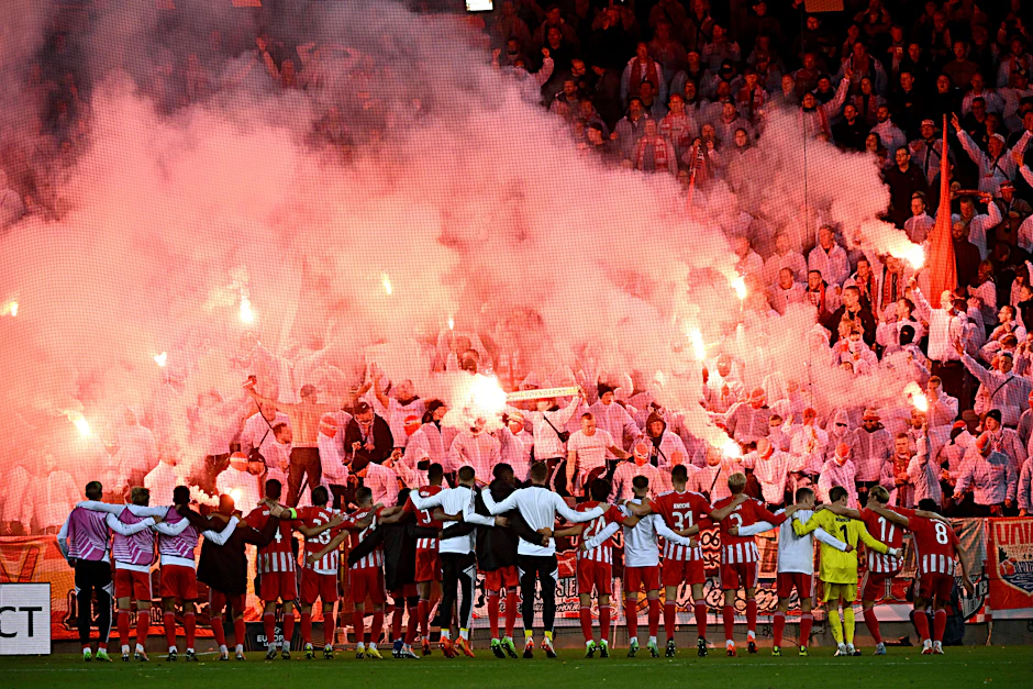 Auch beim Jubel nach der Partie kommt bei den Union-Anhängern Pyrotechnik zum Einsatz.