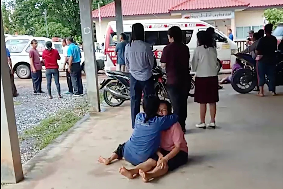 HANDOUT - Trauer am Ort der Tragödie im Nordosten Thailands.   Rescue Group/AP/dpa