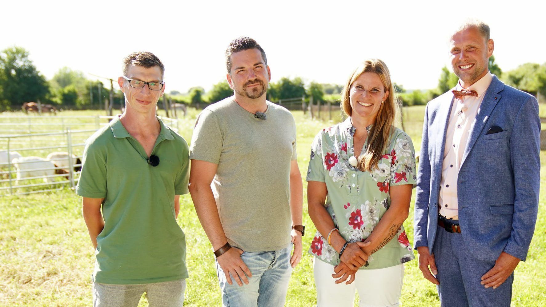 „Bauer sucht Frau“-Kandidatin Loretta (32) aus Baden-Württemberg lernt (v.l.) Eric (31), Sascha (37), Michael (36) und Sven (41) näher kennen. Für wen wird sich Loretta entscheiden?