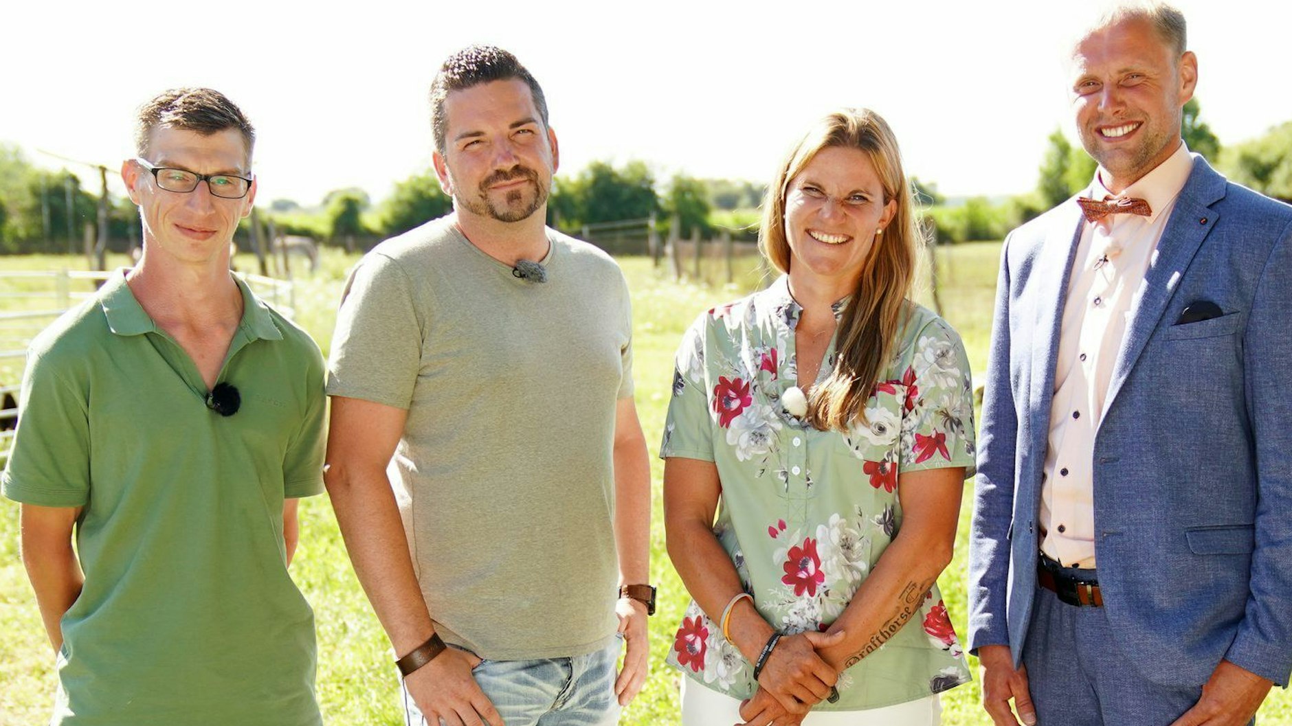 "Bauer sucht Frau"-Kandidatin Loretta (32) aus Baden-Württemberg lernt (v.l.) Eric (31), Sascha (37) und Michael (36) näher kennen. Eric kennen TV-Zuschauer schon aus anderen Dating-Formaten.