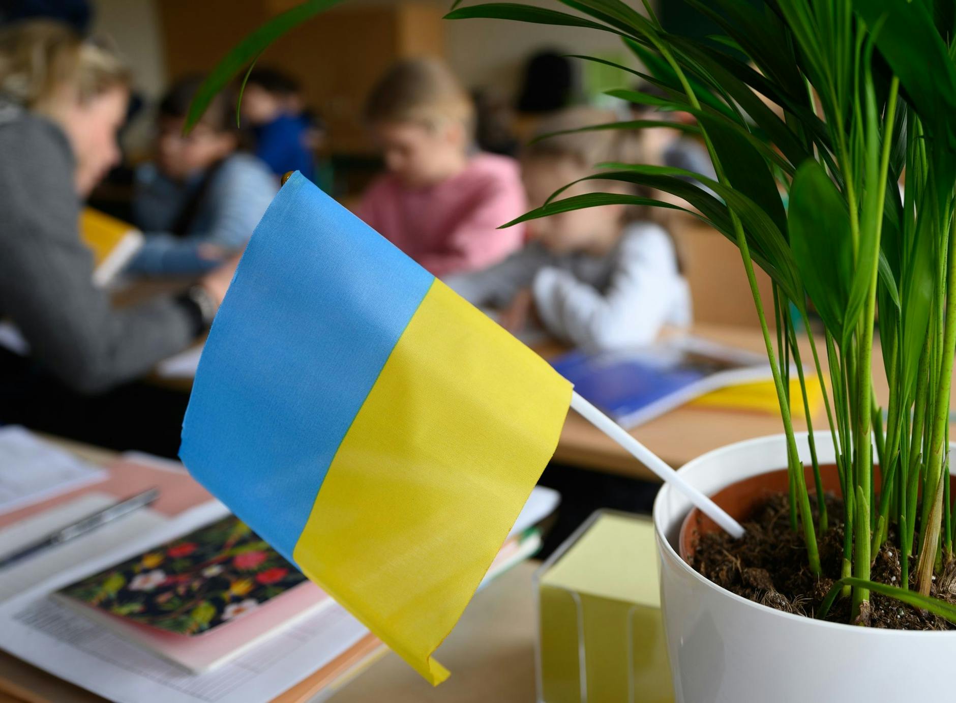 ARCHIV - Grundschüler aus der Ukraine sitzen in einem Klassenzimmer in Dresden.