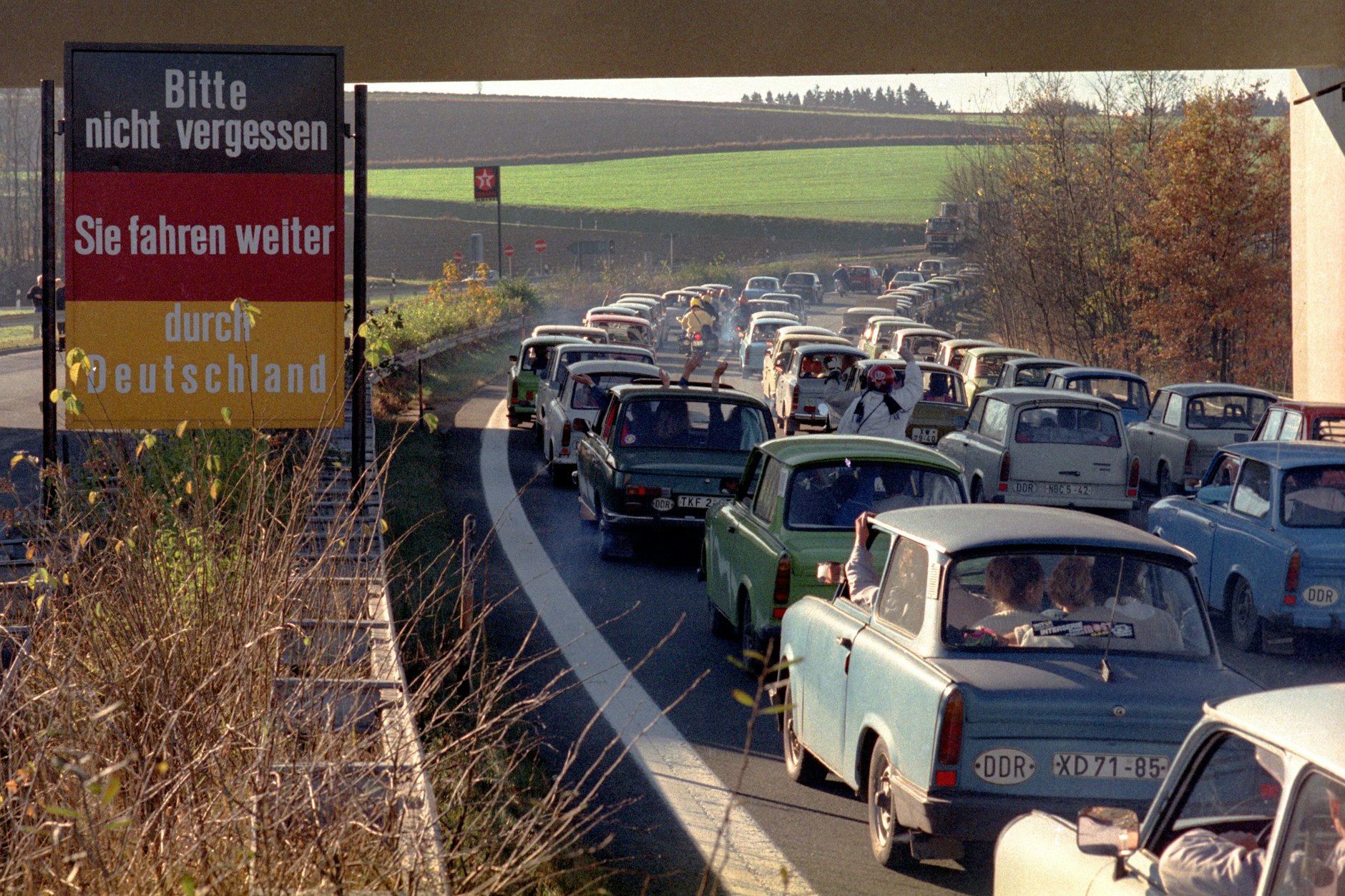 "Trabis" (Autos der DDR-Marke Trabant) rollen am 10. November 1989 nach der Öffnung eines Teiles der deutsch-deutschen Grenzübergänge am Grenzübergang Rudolphstein in den Westen.