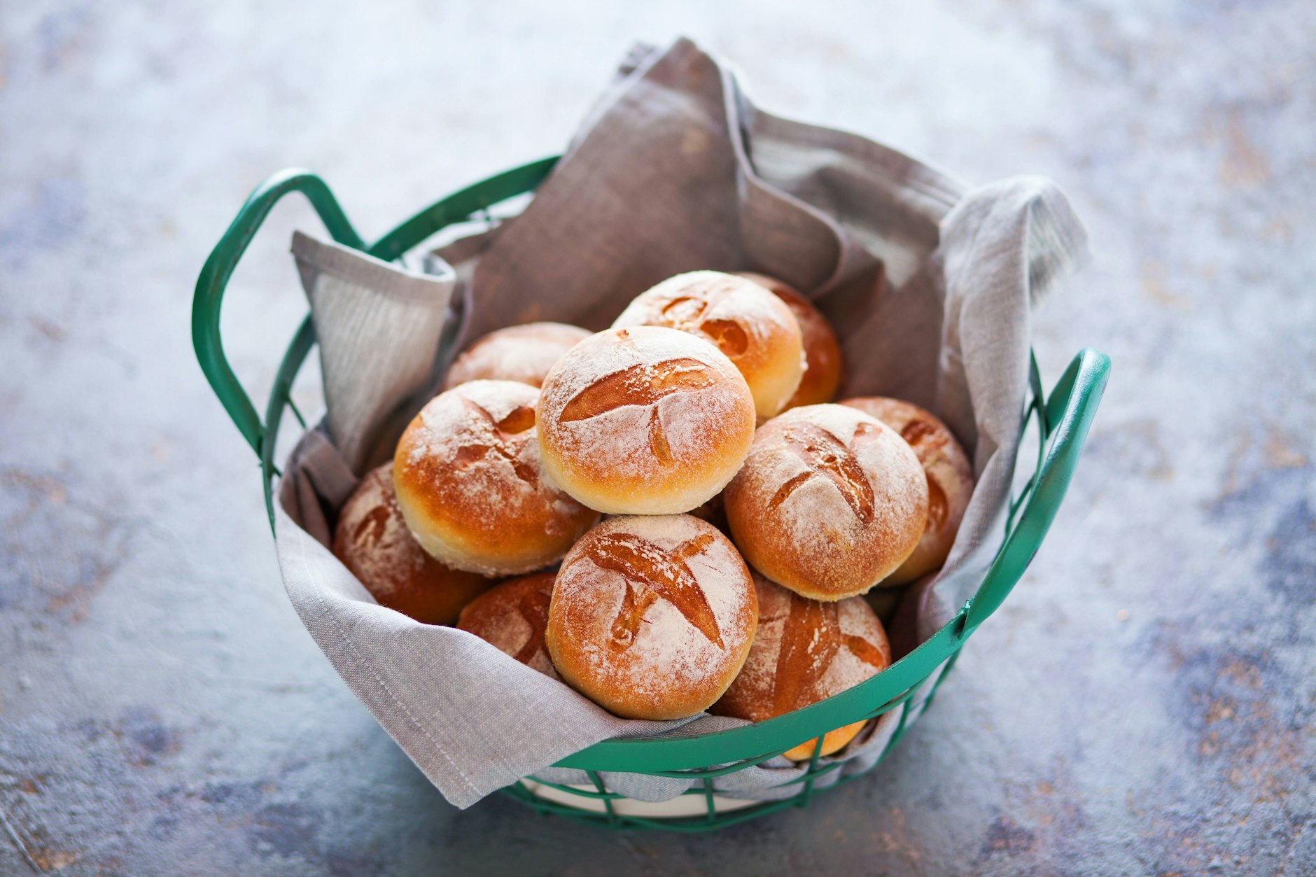 Die leckeren selbstgebackenen Brötchen schmecken frischer als vom Bäcker.